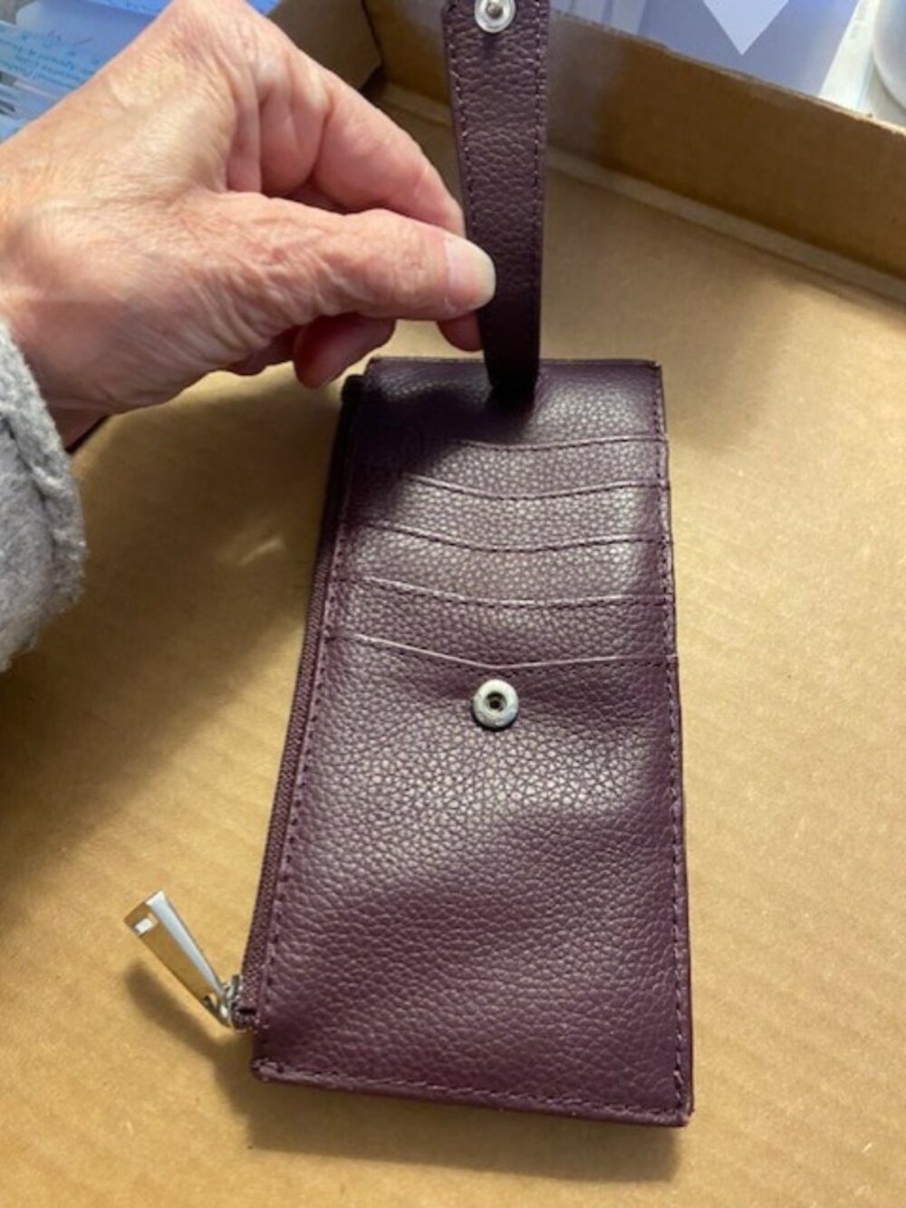 Clarks Eggplant Leather Card Holder Wallet Slim ~ Credit Card ID Window Zip - Picture 5 of 5